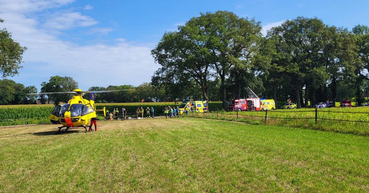 Tractorbestuurder per traumahelikopter naar het ziekenhuis na ongeluk in Geesteren.