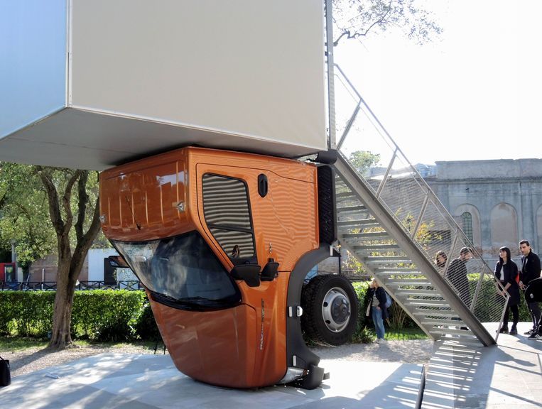 Erwin Wurm trekt de aandacht met een vrachtwagen die op zijn snuit staat. Beeld Photo News