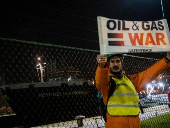 Greenpeace blokkeert schip met Russische olie in Antwerpse haven: politie verhindert actie