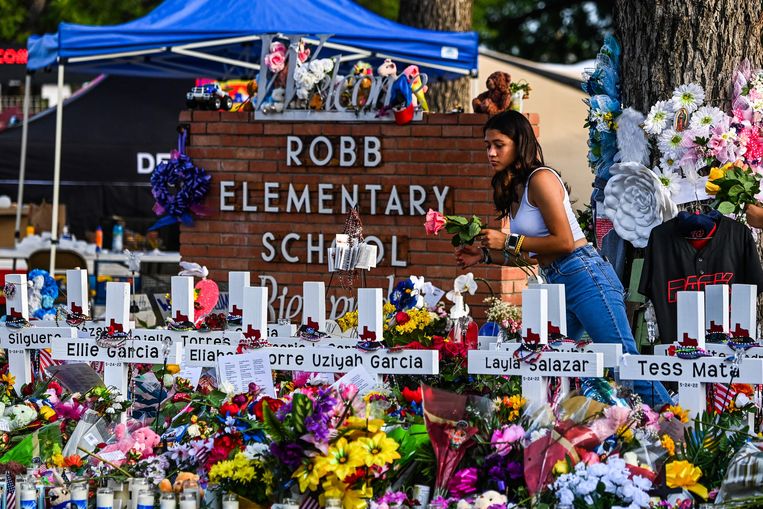 Voor  de school in Uvalde (Texas) waar 21 mensen om het leven kwamen, waaronder 19 kinderen, worden de slachtoffers herdacht. Beeld AFP