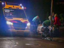 Fietser in Den Ham gaat onderuit en belandt met hoofd tegen lantaarnpaal, passanten verlenen eerste hulp