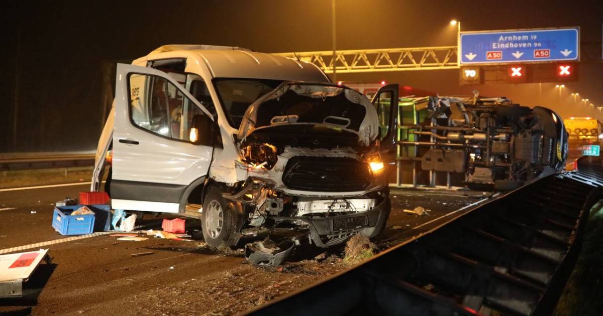 Vrachtwagen kantelt na botsing met bestelbus: file op A50 bij Loenen.