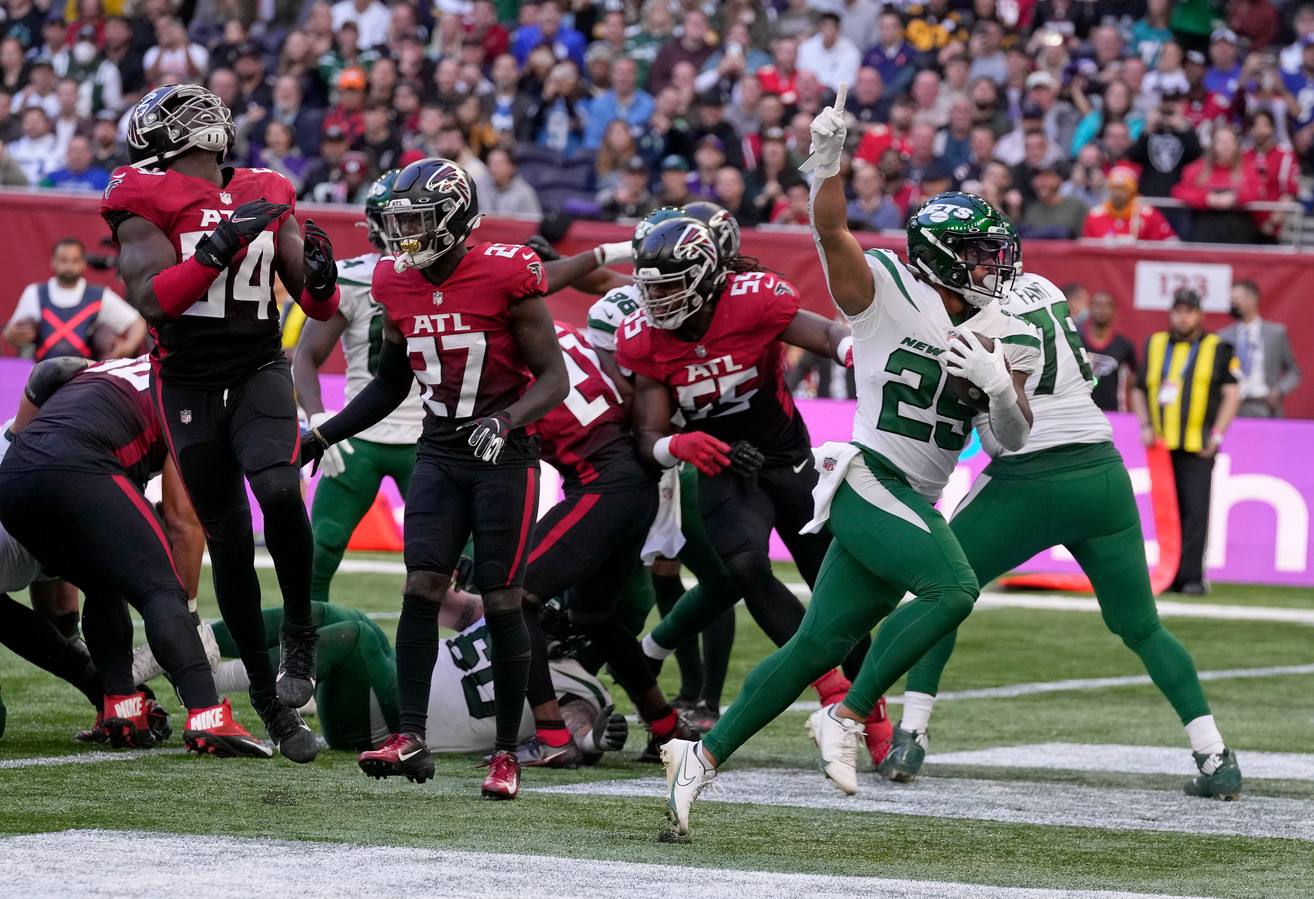 New York Jets running back Ty Johnson (25) juicht na zijn touchdown.