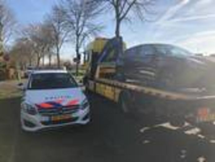Auto in beslag genomen na inval in een woning aan de Fuutlaan in Engelen.