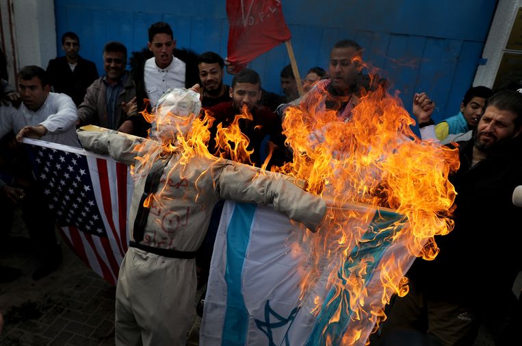 Palestijnse demonstranten verbranden een pop die de Amerikaanse president Donald Trump moet voorstellen. Beeld Getty