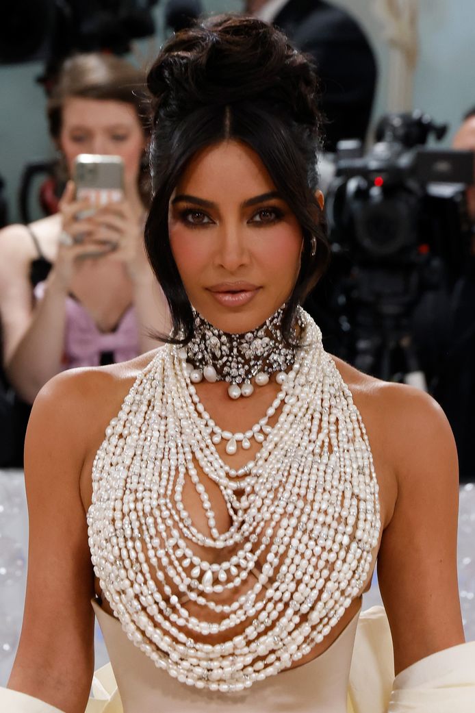 “De jurk kon toch wel iets beter”, North West geeft haar eerlijke mening over verschillende outfits van Kim Kardashian