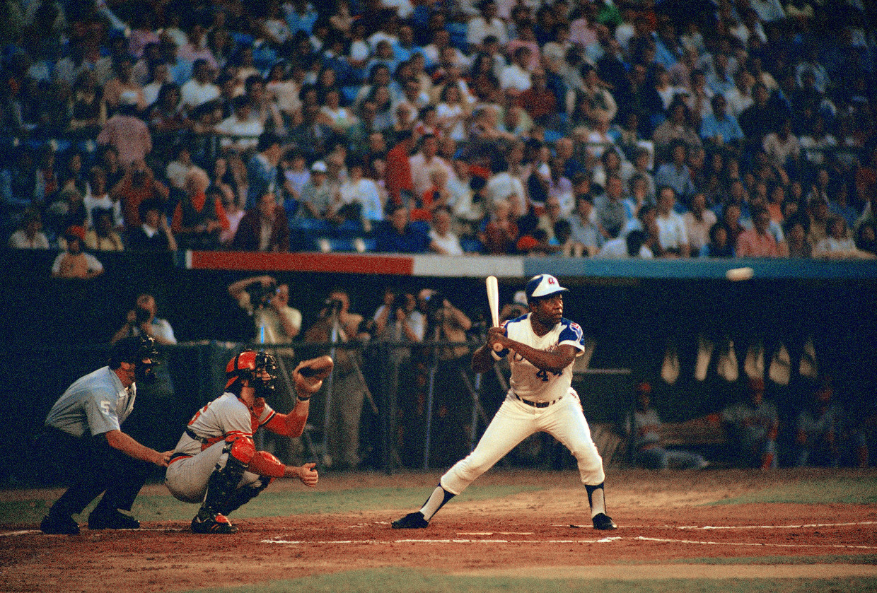 Henry Louis Aaron staat op het punt om zijn 713de homerun te slaan, 19 september 1973. Beeld AP
