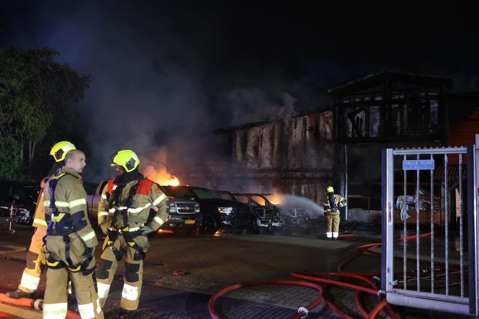 Bij autobedrijf Millbrook's op de Ambachtsstraat in Nuland woedde maandagochtend een grote brand.