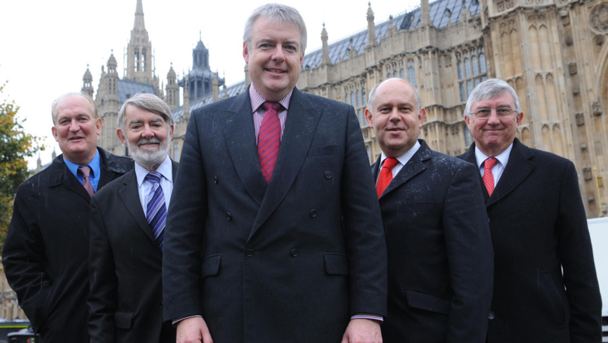 Britse politici, met als tweede van links schrijver Paul Flynn. Beeld 