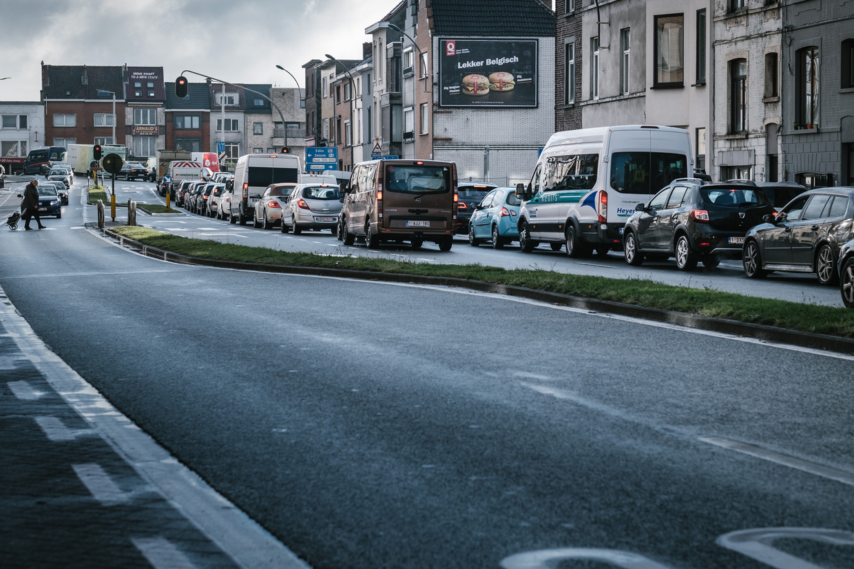 De eerste drukke ochtendspits sinds de invoering van het nieuwe circulatieplan in Gent. De files lijken mee te vallen voor een regenachtige ochtend. Beeld Wouter Van Vooren
