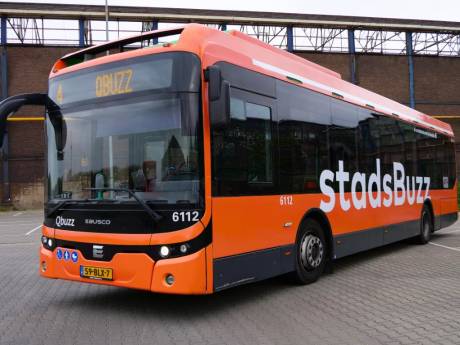 Qbuzz rijdt met oranje bus en deelt kroontjes uit