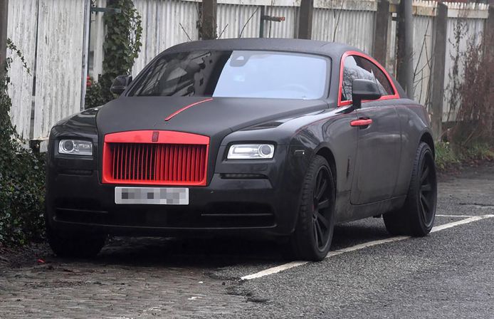 De in de kleuren van Man Utd herspoten Rolls Royce van Lukaku.