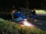 Auto belandt op dak in Helmond, politie neemt bestuurder mee