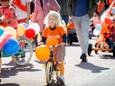 Kinderen fietsen in Chaam met versierde fietsen een optocht
