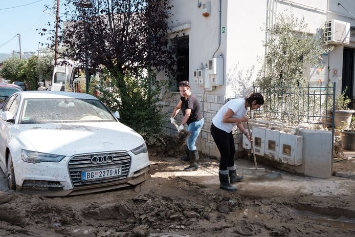 Fango di pulizia dopo le piogge record in Grecia.