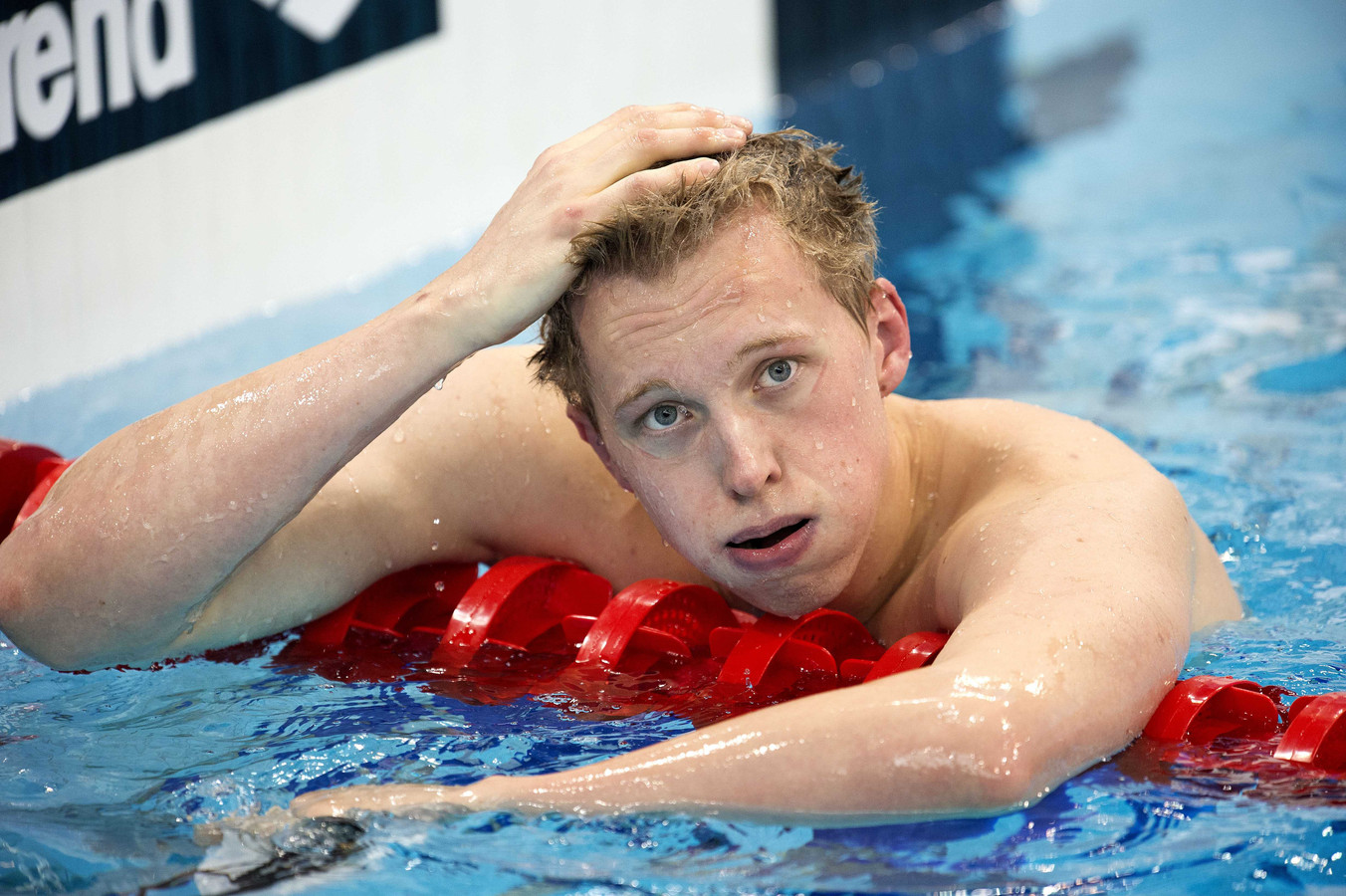 Zwemmer Brzoskowski neemt het op tegen onderzeeër Foto ed.nl