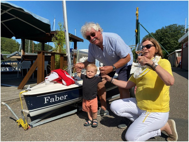 Steef en Arja Staal met hun kleinzoon Faber bij de Splash die naar hem is vernoemd.
