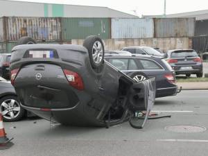 Auto op zijn dak na ongeval tussen drie voertuigen in Antwerpse haven