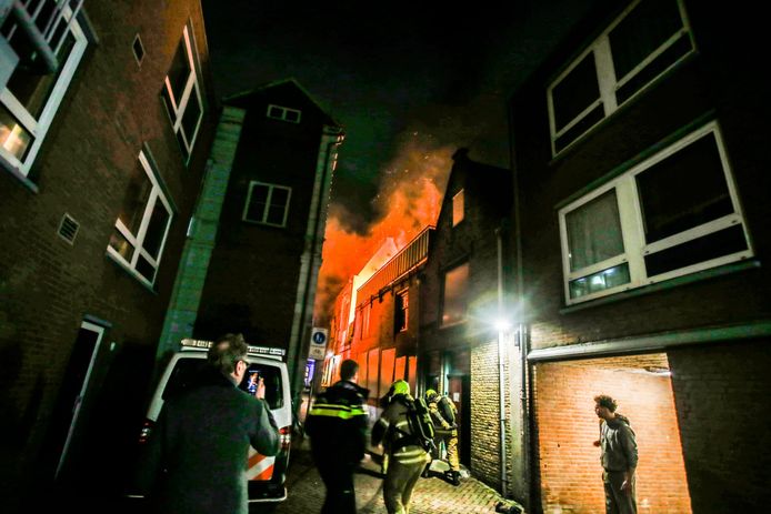 De brand trekt bekijks.