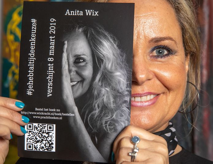 Anita Wix met het boek dat dus tóch uit de handel moet worden genomen. In maart won zij nog een kort geding dat haar ex had aangespannen om het boek niet te laten verschijnen.
