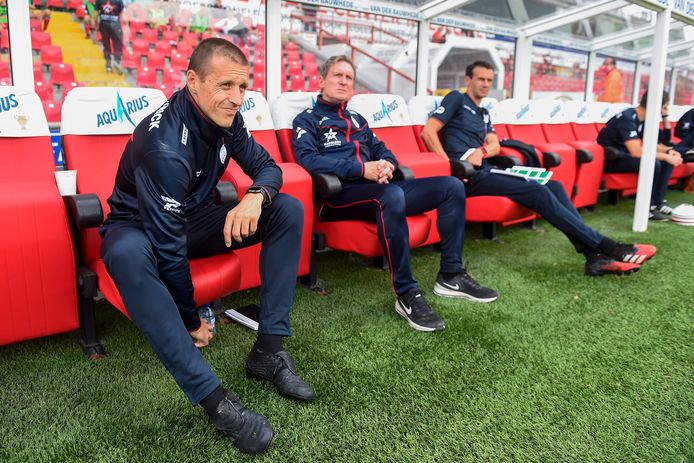 Francky Dury met zijn twee jonge assistenten. Simons: “Je kan als coach iets aanreiken. Maar de spelers beslissen zelf wat ze doen met die raadgevingen."
