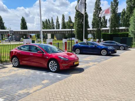 Supersnelle oplader voor Tesla’s: Rijswijk heeft de primeur