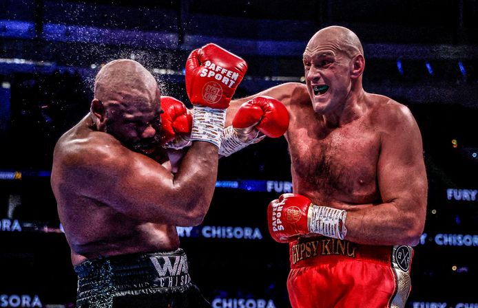 Fury verkoopt Chisora een flinke mep.