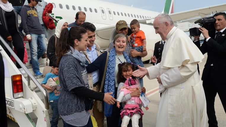 Paus Francisus heet twaalf vluchtelingen welkom in het Vaticaan Beeld EPA