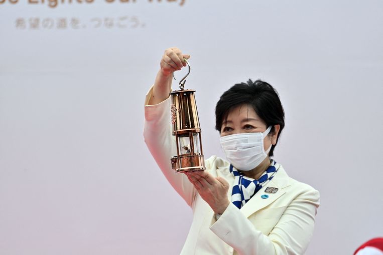 Gouverneur van Tokio Yuriko Koike kreeg vandaag de Olympische vlam overhandigd tijdens een ceremonie.  Beeld AFP