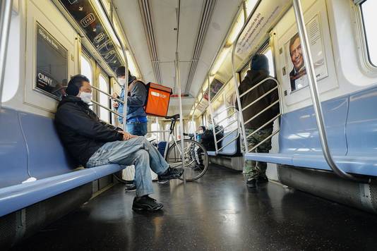 Passagiers in de New Yorkse metro moeten verplicht een mondmasker dragen.
