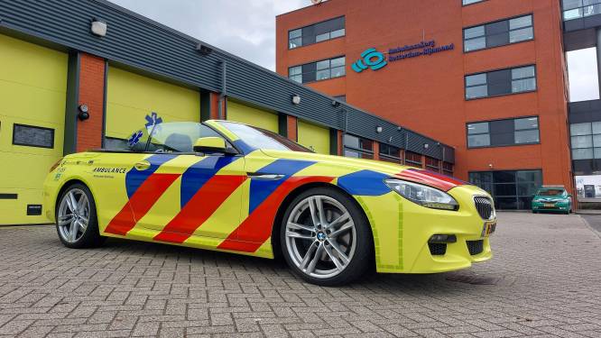 Geen ouderwetse ambulance maar cabrio voor gewonde wielrenners: ‘Is volledige first responder’