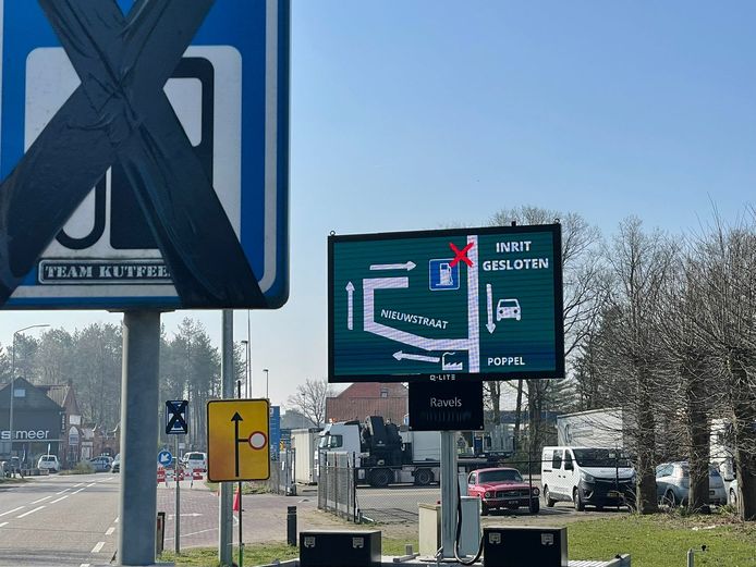 De drukte bij tankstation Van Raak heeft geleid tot een omleiding.