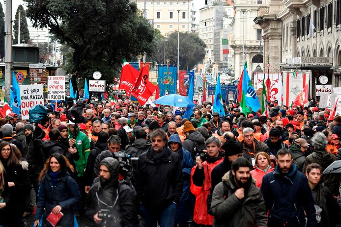 De antifascistische optocht in Rome trok 20.000 demonstranten.