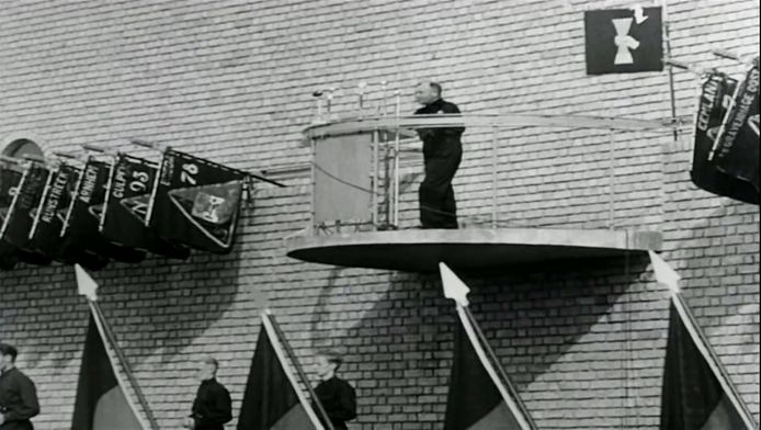 Anton Mussert spreekt de menigte toe tijdens de landdag van de NSB in Lunteren in 1940.