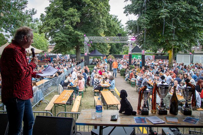 Dit jaar nemen ruim 900 mensen op zaterdagavond deel aan de pubquiz van Hellendoorn Open Air en dat hadden er nog veel meer kunnen zijn.