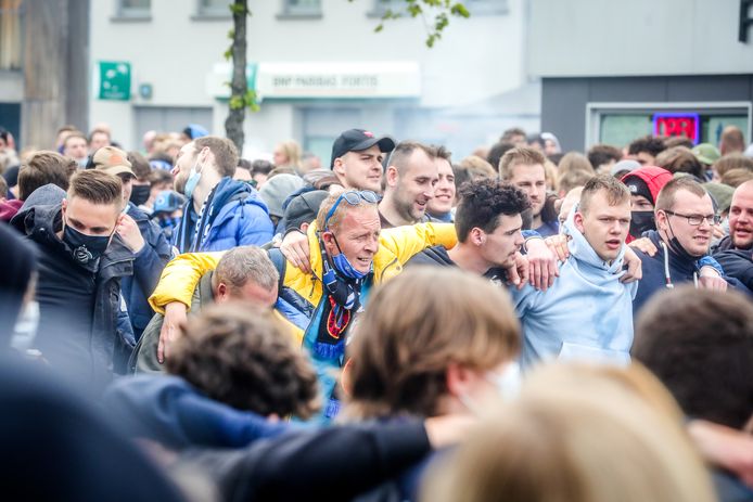 supporters wachten op de spelersbus van Club Brugge op de Platse van St Andries