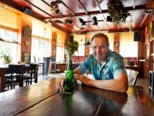 Nick (32) neemt café Halfweg in Beckum over: ‘Hij kent het café van haver tot gort’