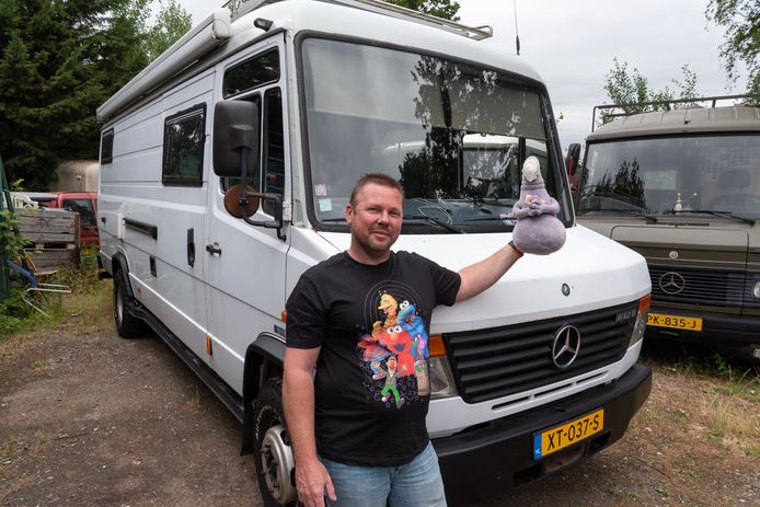 De camper heeft een mascotte: een knuffel van Homunculus Loxodontus, naar een beeld van de Nederlandse kunstenares Margriet van Breevoort. ,,Die heeft voor mij een speciale betekenis.’’