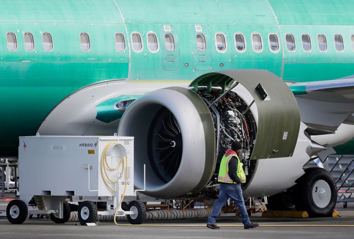 Een motor wordt gemonteerd aan een Boeing 737 MAX 8 in een Boeing-fabriek in Renton in de staat Washington.