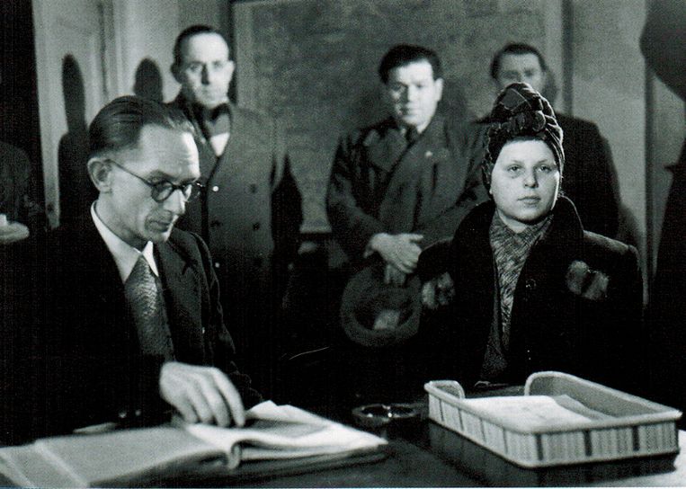 Stella Goldschlag in 1946 tijdens een ondervraging over haar activiteiten als ‘Greifer’. Beeld RV NARA