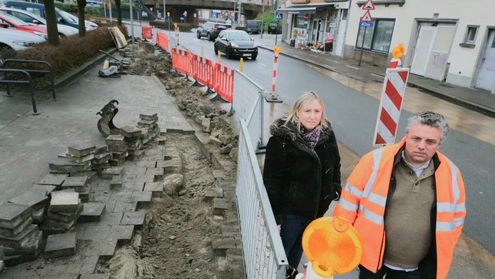 Stedelijk coördinator Team Minder Hinder Heidi Debels en Marnix Naessens van Team Publieke Ruimte bij een werf van nutswerken zoals het hoort, in de Sint-Denijsestraat. Netjes afgezet met hekken als er geen activiteit is op de werf en met een vervangend voetpad, afgebakend met rood-witte paaltjes.