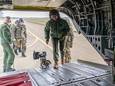 Koningin Máxima stapt de Chinook binnen waarin ze meegaat met een oefening in het kader van de Fire Bucket Operaties.