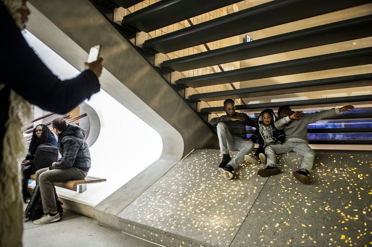 De oude reizigerstunnel bleef in gebruik, terwijl daarnaast de nieuwe passage werd gebouwd. Beeld Koen Verheijden