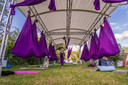 Aerial yoga op de camping Delftse Hout.