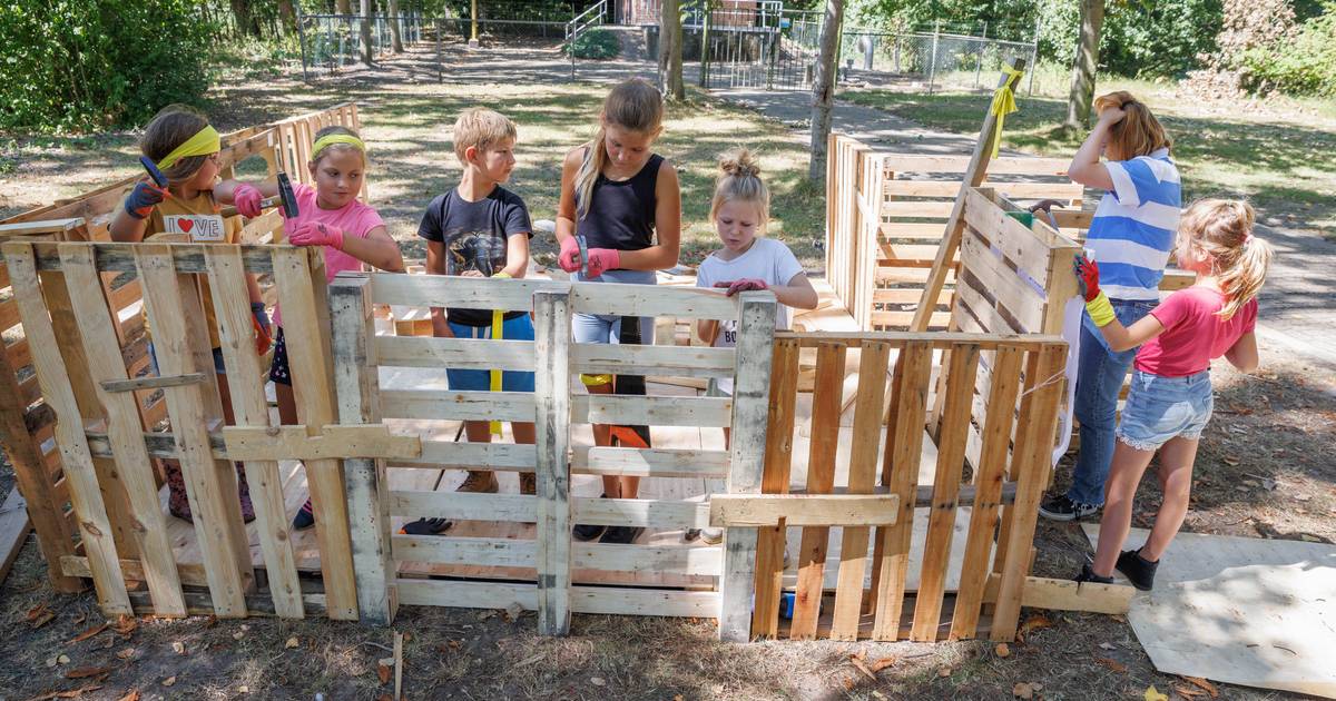 Aan de slag met pallets en ander hout op de huttenbouwweek in Steenbergen Bergen op Zoom AD.nl