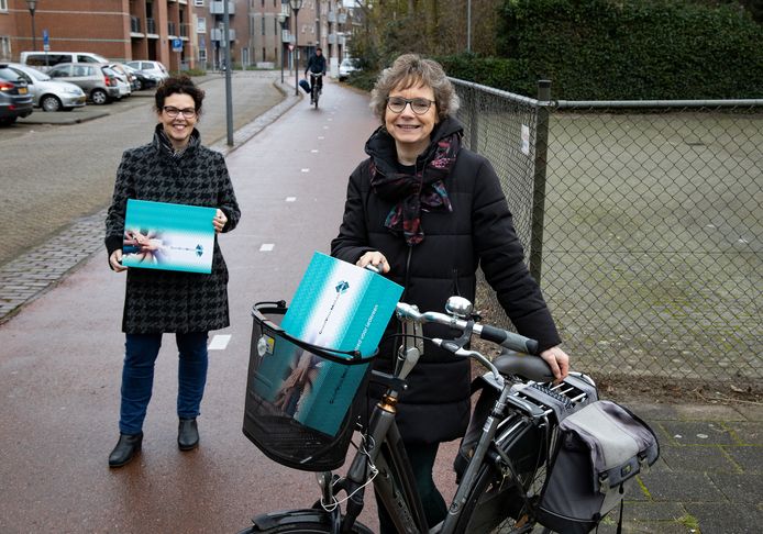 Verhalenverteller Sandra Polling (links) en mantelzorgmakelaar Ineke Folgerts met een Goedvoormekaarbox.