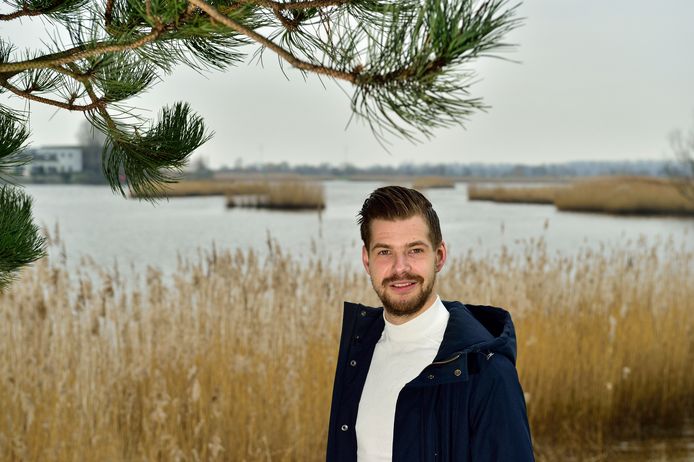 Marc van Velzen aan de oever van de Hollandsche IJssel nabij de Snelle Sluis,