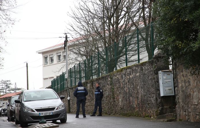 Politieagenten aan de ingang van de katholieke privéschool Saint-Thomas-d’Aquin in de gemeente Saint-Jean-de-Luz, gelegen in het zuidwesten van Frankrijk.