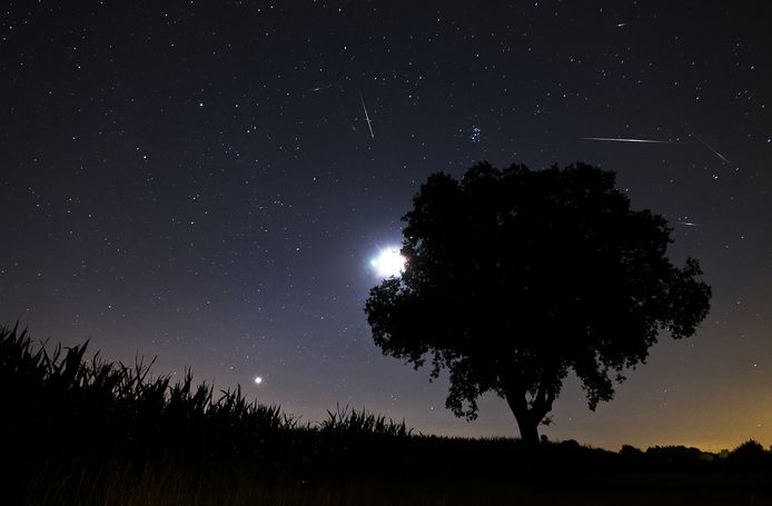 Vallende sterren van de Perseïden-meteorenzwerm.