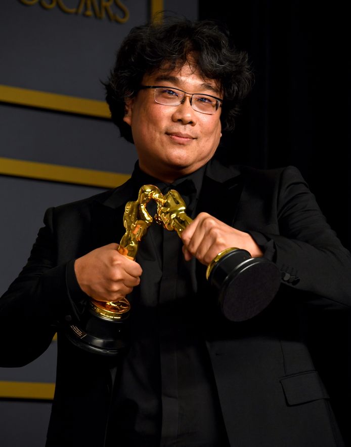 Bong Joon Ho met zijn Oscar voor 'Beste Regie', dankzij 'Parasite'.